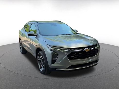 Used 2025 Chevrolet Trax LT FWD image 3