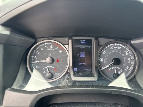 Used 2020 Toyota Tacoma TRD Sport AWD/4WD image 5