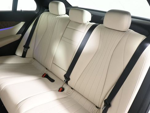 Used 2022 Mercedes-Benz E 350 4MATIC Sedan image 4