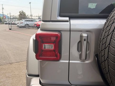 Used 2021 Jeep Wrangler Unlimited Sahara AWD/4WD image 8