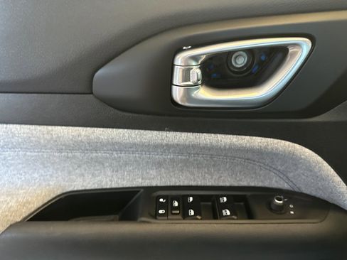 Used 2024 Jeep Compass Latitude image 12