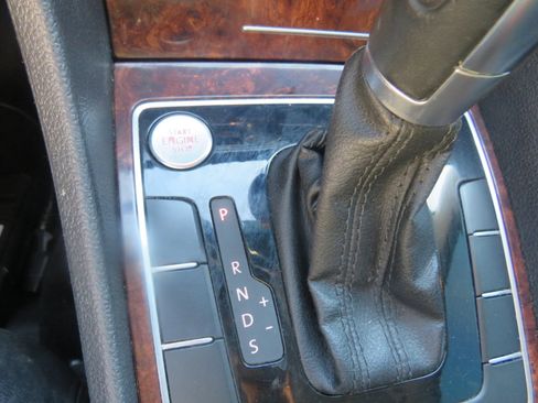 Used 2013 Volkswagen Passat TDI SEL Premium image 19