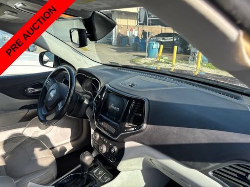 Used 2019 Jeep Cherokee Limited FWD image 18