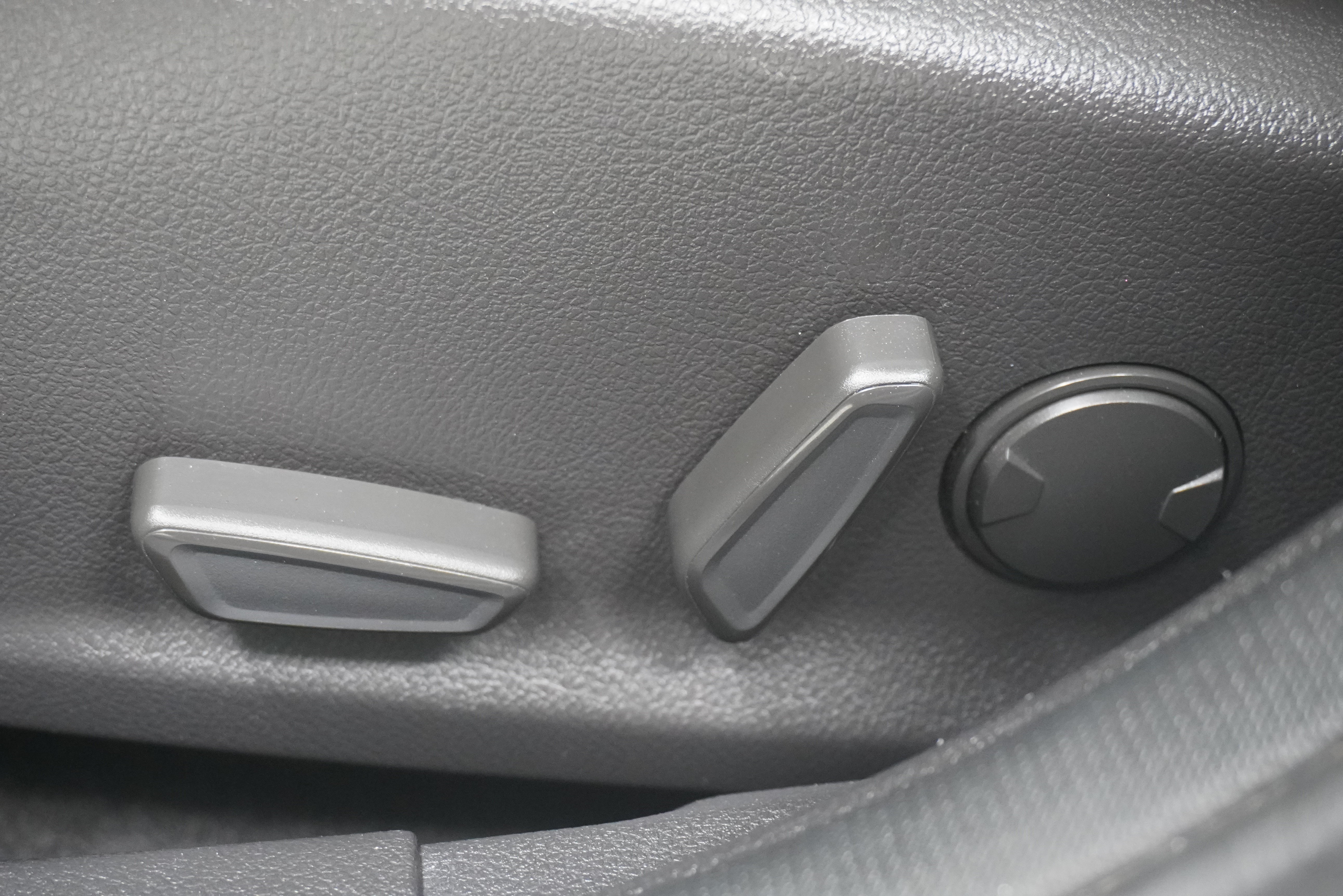 Used 2015 Ford Focus Titanium w/ Titanium Technology Package FWD image 13