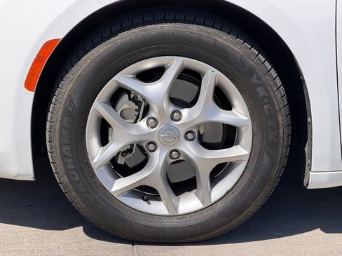 Used 2019 Chrysler Pacifica Touring Plus w/ Tire & Wheel Group FWD image 7