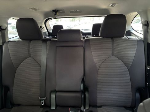 Used 2025 Toyota Highlander LE FWD image 40