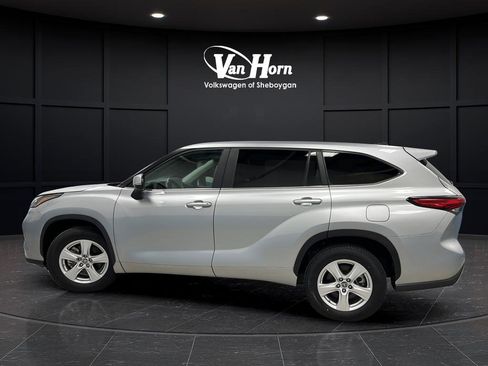 Used 2023 Toyota Highlander LE image 4