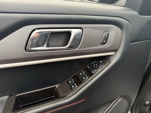 Used 2025 Ford Explorer ST-Line w/ ST-Line Street Pack image 12