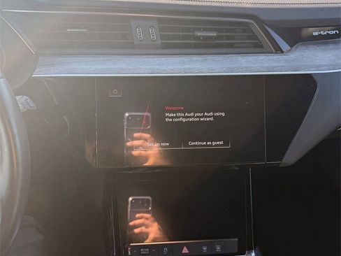 Used 2022 Audi e-tron Premium w/ Convenience Plus Package image 4