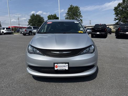 Used 2023 Chrysler Voyager LX FWD image 2