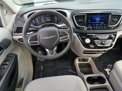 Used 2017 Chrysler Pacifica Touring Plus FWD image 19