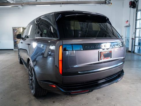 Used 2023 Land Rover Range Rover Long Wheelbase SE image 22