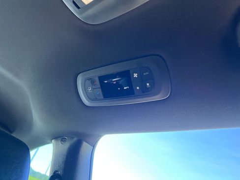 Certified 2025 Chrysler Pacifica Select FWD image 17