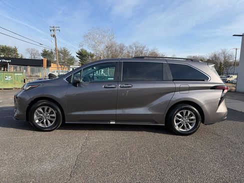 Used 2023 Toyota Sienna XLE FWD image 8