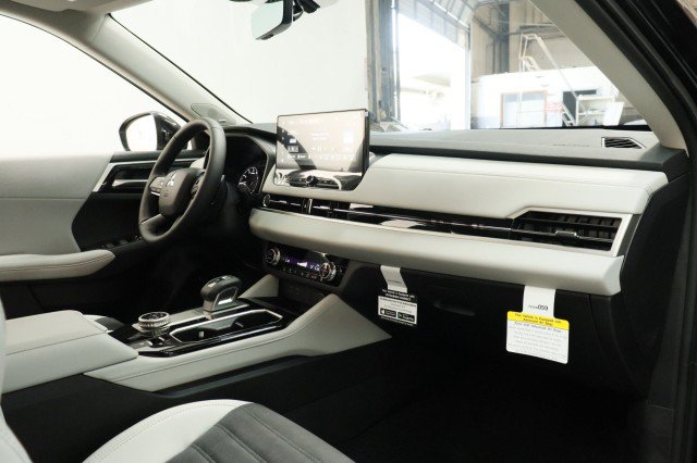 New 2026 Mitsubishi Outlander SE FWD image 16