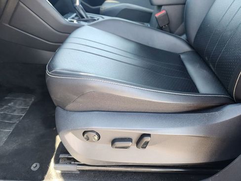 Used 2024 Volkswagen Tiguan SE image 25