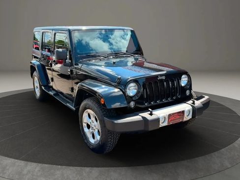 Used 2014 Jeep Wrangler Unlimited Sahara w/ Dual Top Group AWD/4WD image 3