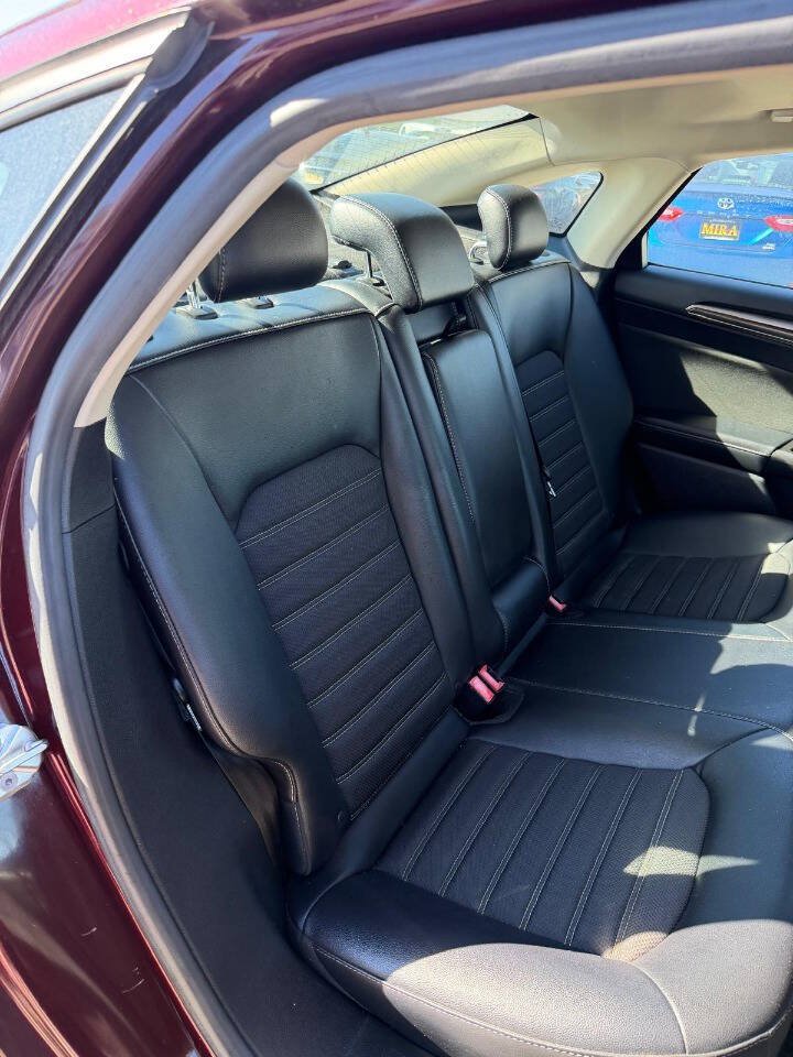 Used 2017 Ford Fusion SE w/ Equipment Group 201A FWD image 21