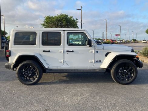 Used 2025 Jeep Wrangler Unlimited Sahara image 3