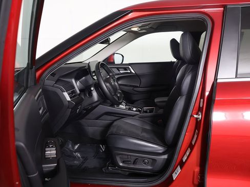 Used 2024 Mitsubishi Outlander SE image 30