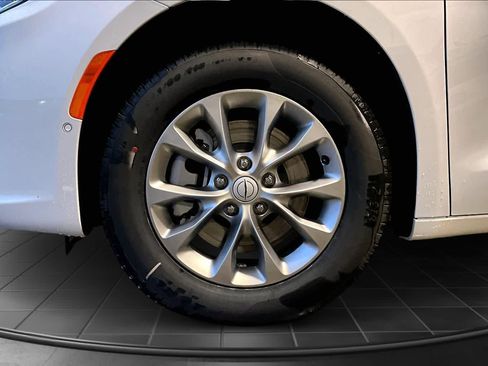 New 2026 Chrysler Pacifica Select image 8