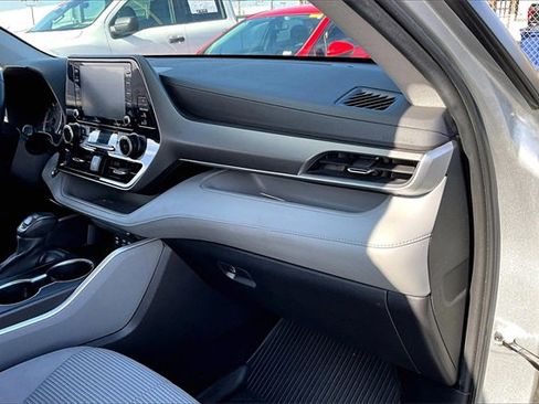 Used 2022 Toyota Highlander LE image 22
