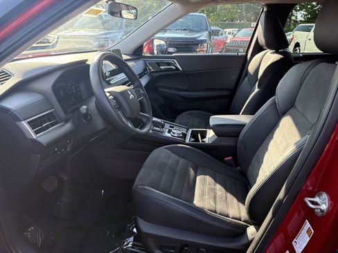Used 2023 Mitsubishi Outlander SE AWD/4WD image 11