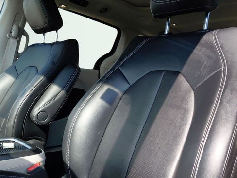 Used 2024 Chrysler Pacifica Touring-L AWD/4WD image 9
