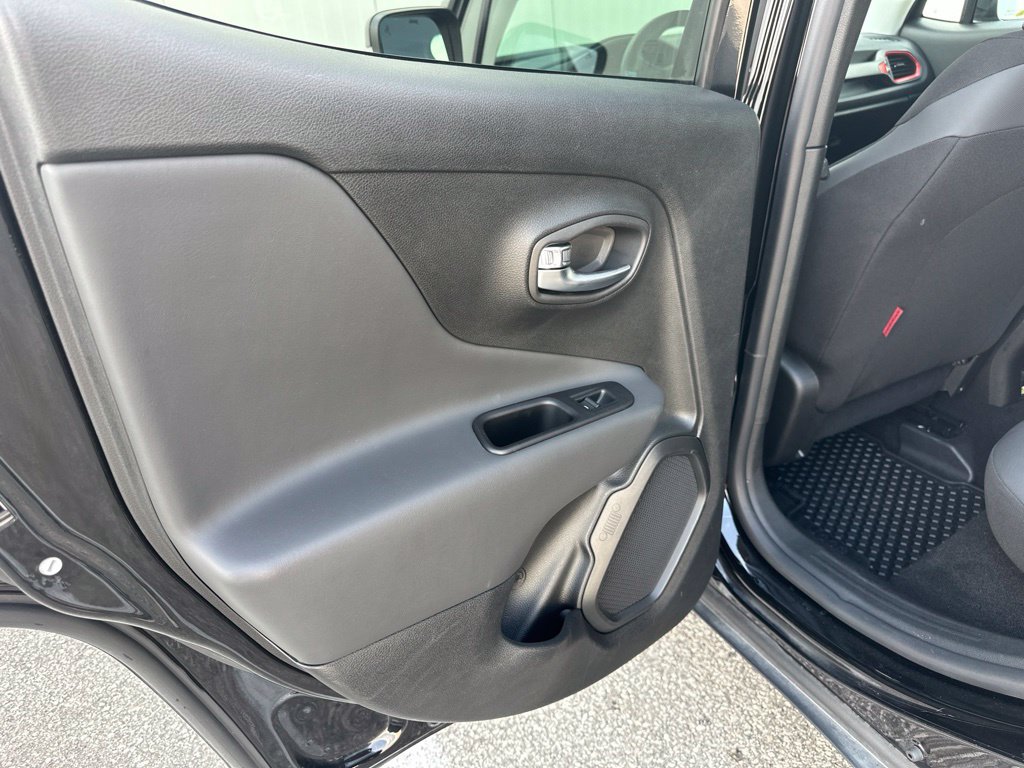 Used 2022 Jeep Renegade Trailhawk AWD/4WD image 17