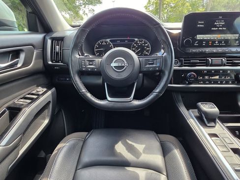 Used 2024 Nissan Pathfinder SL FWD image 11