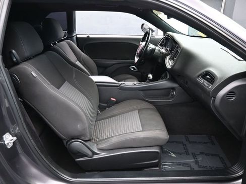 Used 2022 Dodge Challenger SXT w/ Driver Convenience Group RWD image 31