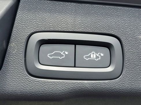 Certified 2023 Volvo XC60 B5 Ultimate w/ Protection Package image 9