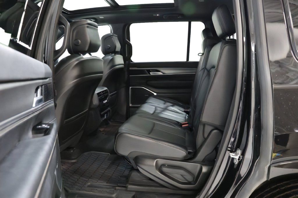 Used 2025 Jeep Wagoneer 4WD w/ Premium Group I image 33