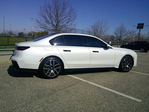 Used 2025 BMW 760i xDrive w/ Executive Package image 13
