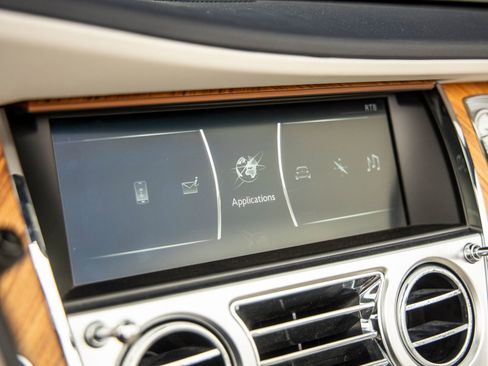 Used 2018 Rolls-Royce Dawn RWD image 31