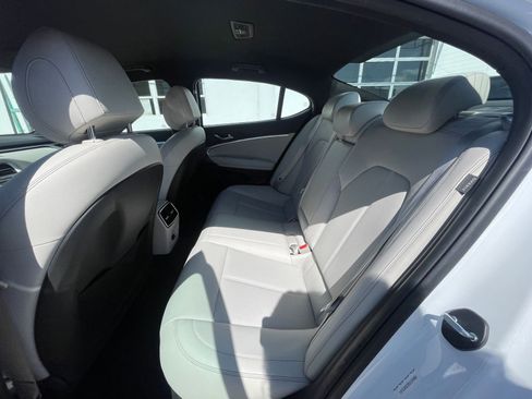 Used 2025 Genesis G70 2.5T image 25