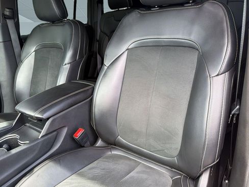 Used 2025 Jeep Grand Cherokee Altitude RWD image 25