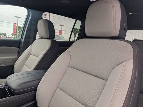 Used 2025 Chevrolet Traverse LT FWD image 14