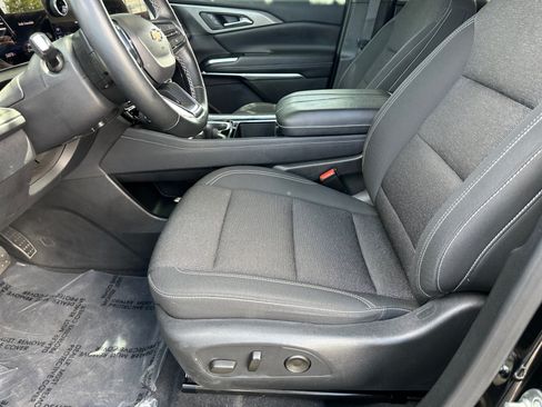 Used 2025 Chevrolet Traverse LT FWD image 12