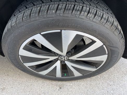 Certified 2024 Volkswagen Taos SE FWD image 28