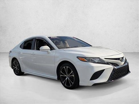 Used 2020 Toyota Camry SE image 3