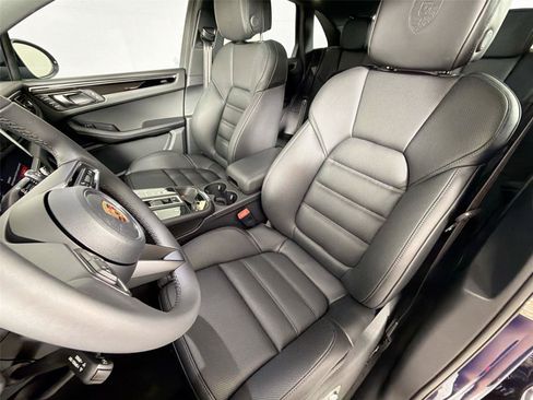 Certified 2026 Porsche Macan AWD/4WD image 5