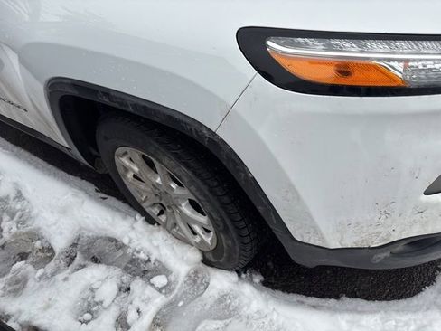 Used 2018 Jeep Cherokee Latitude Plus w/ Comfort/Convenience Group image 10