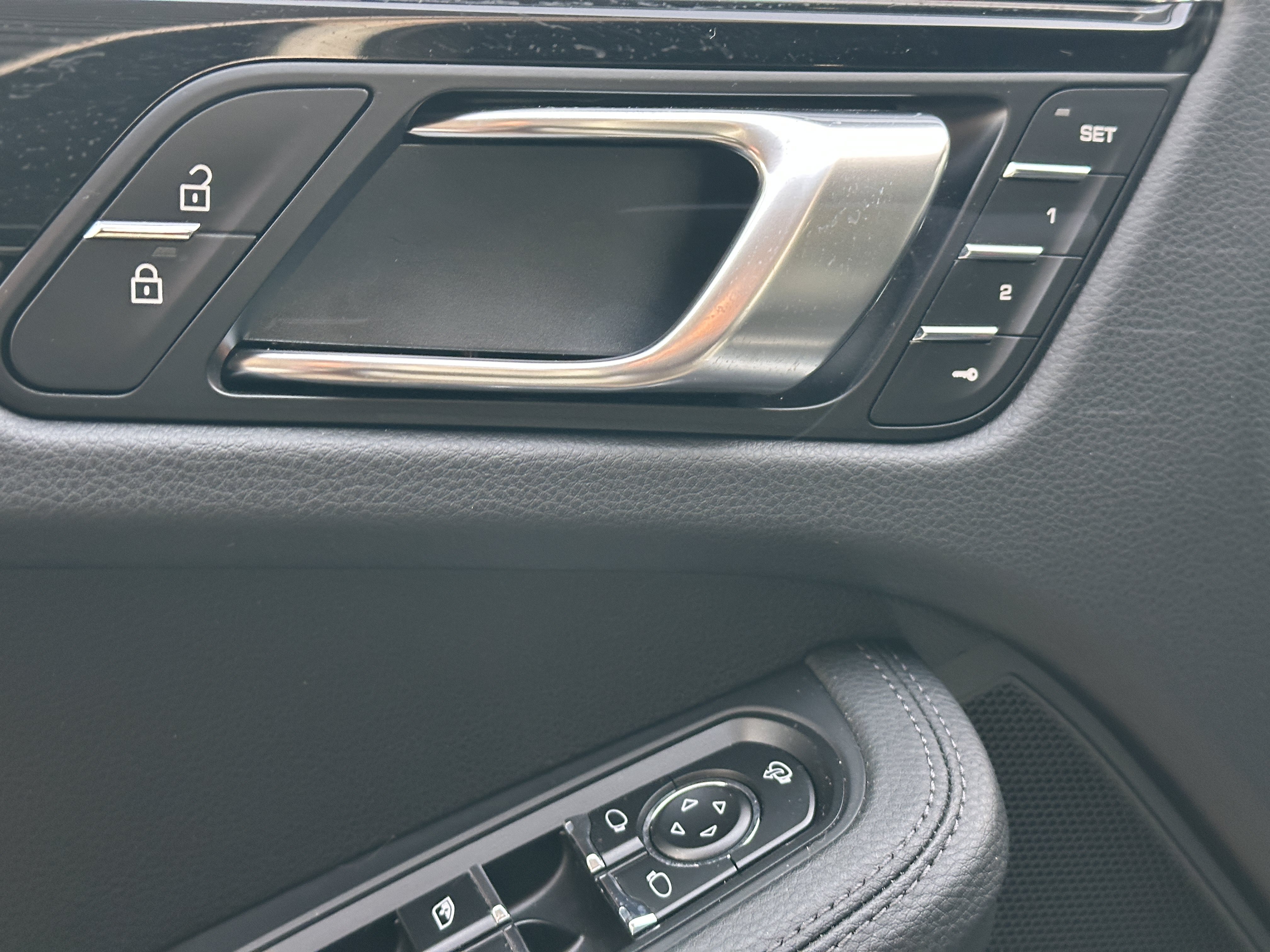 Certified 2025 Porsche Macan AWD/4WD image 21