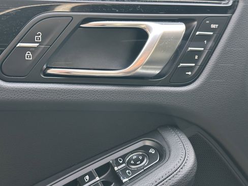 Certified 2025 Porsche Macan AWD/4WD image 21