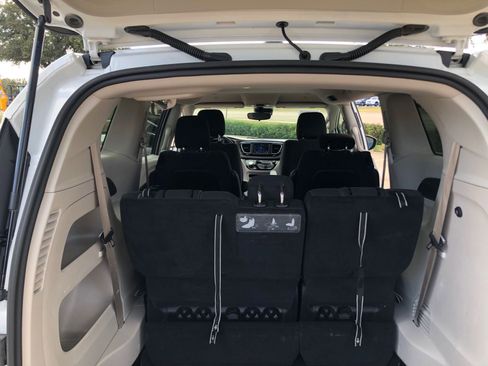 Used 2021 Chrysler Voyager LX image 17