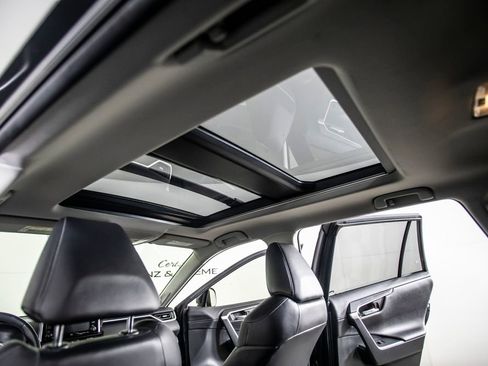 Used 2019 Toyota RAV4 Limited image 23