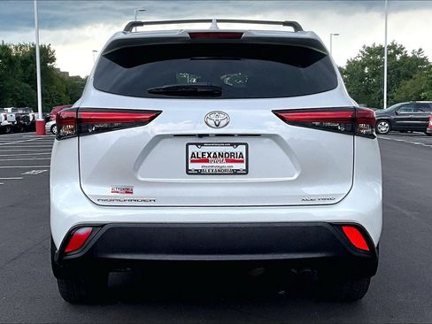Used 2023 Toyota Highlander XLE AWD/4WD image 4