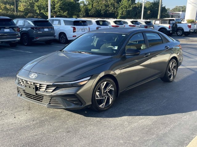 Used 2025 Hyundai Elantra Sport FWD image 3