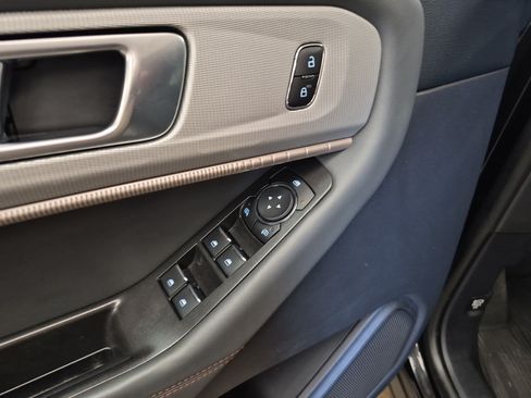 Used 2025 Ford Explorer Active RWD image 9
